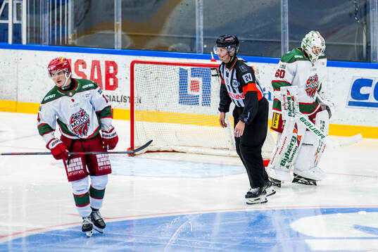 Modos Jakob Noren och målvakt Edvin Olofsson deppar