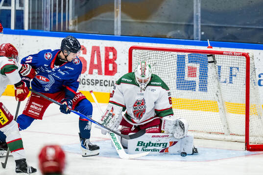Oskarshamns Melker Eriksson och Modos målvakt Edvin