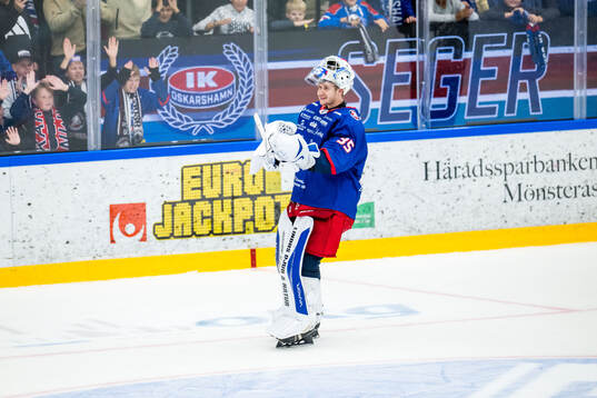 Oskarshamns målvakt Olof Glifford jublar