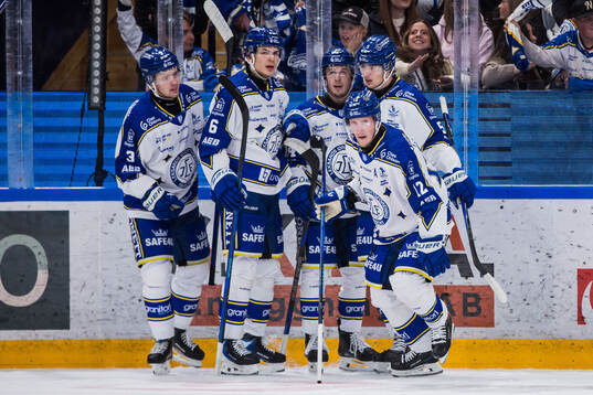Leksands Kalle Östman jublar med lagkamrater
