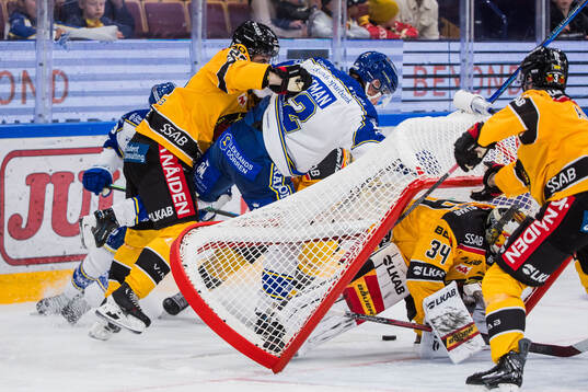 Luleås Jesper Sellgren och målvakt Joel Lassinantti mot