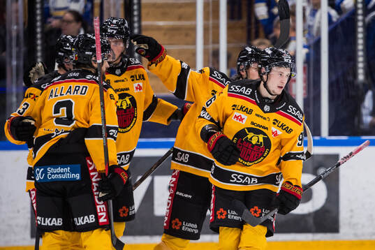 Luleås Pontus Andreasson jublar med lagkamrater 1-2