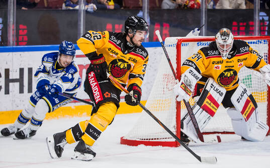 Luleås Oscar Engsund och målvakt Joel Lassinantti