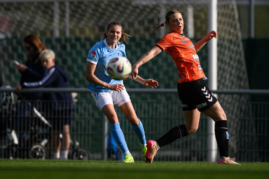 Malmö FFs Katariina Kosola och Kristianstads Alice Egnér