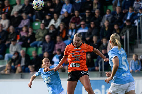 Malmö FFs Karoline Olesen och Kristianstads Mathilde Janzen