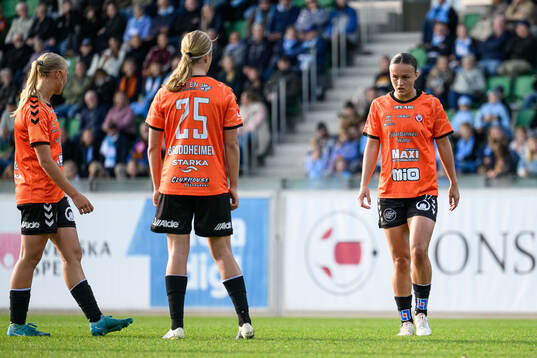 Kristianstads Emma Broddheimer och Amy Sayer deppar