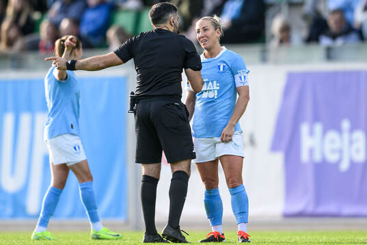 Domare George Jansizian och Malmö FFs Mia Persson