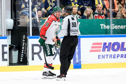 Frölundas Max Lindholm reagerar på ett domslut