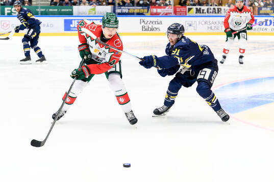 Frölundas Noah Dower Nilsson och HV71s Aleksi Heponiemi