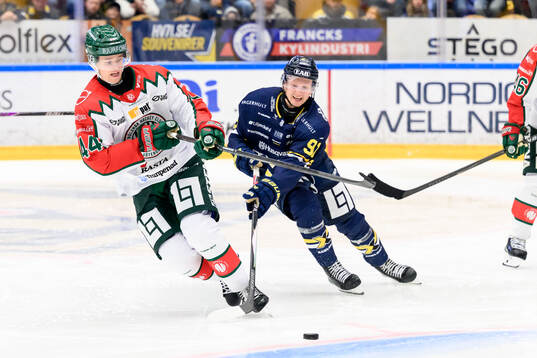 Frölundas Noah Dower Nilsson och HV71s Aleksi Heponiemi