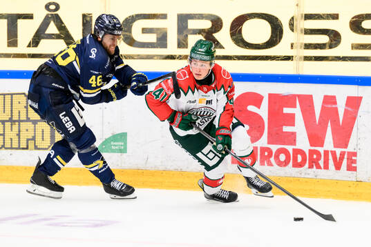 HV71s Joona Luoto och Frölundas Ivar Stenberg