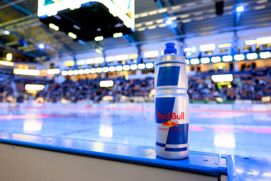 En vattenflaska med logotypen för Redbull