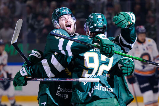 Färjestads Linus Johansson och Lucas Forsell jublar