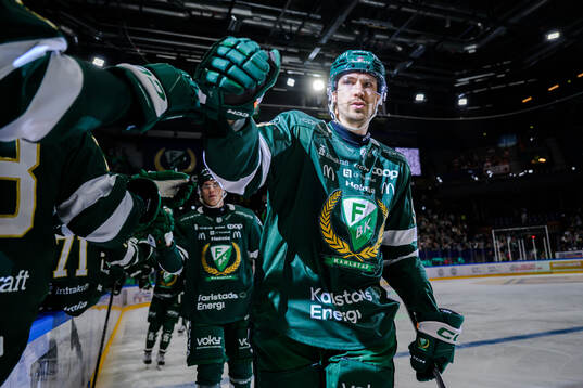 Färjestads August Tornberg jublar