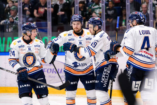 Växjös Reid Gardiner jublar med lagkamrater