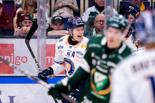 Växjös Dennis Rasmussen jublar