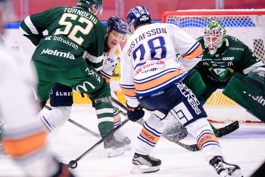 Växjös Sebastian Strandberg och Färjestads målvakt Emil