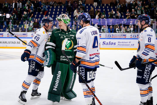 Växjös Dennis Rasmussen och Keegan Lowe i samtal med