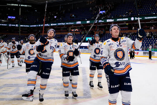 Växjös Joel Persson jublar med lagkamrater