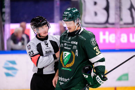 Domare Alexander Österberg och Färjestads Magnus Nygren