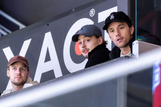 Örebros skadade spelare på läktaren Teemu Turunen, Sampo