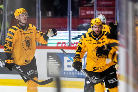 Skellefteås Viktor Grahn jublar