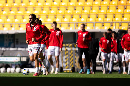 Degerfors Dijan Vukojevic kommer in till uppvärmningen