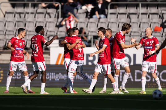 Degerfors Dijan Vukojevic jublar med lagkamrater