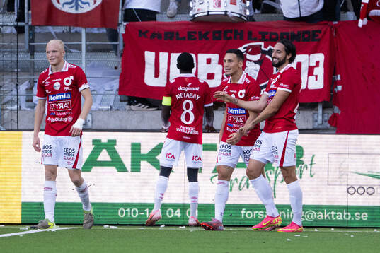 Degerfors Dijan Vukojevic jublar med Marcus Rafferty, Nahom