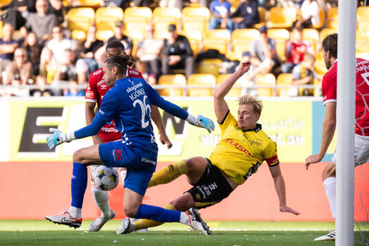 Degerfors målvakt Matvei Igonen och Elfsborgs Per Frick