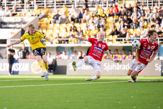 Elfsborgs Ari Sigurpálsson mot Degerfors Marcus Rafferty