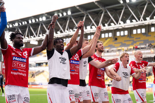 Degerfors spelare jublar