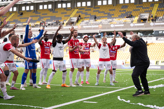 Degerfors spelare jublar med lagledare Stig ”Stisse”