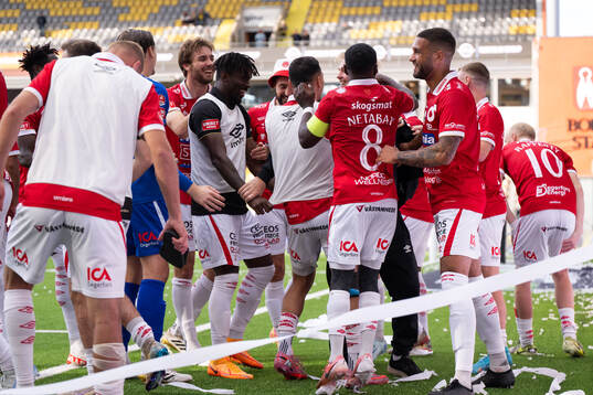 Degerfors spelare jublar