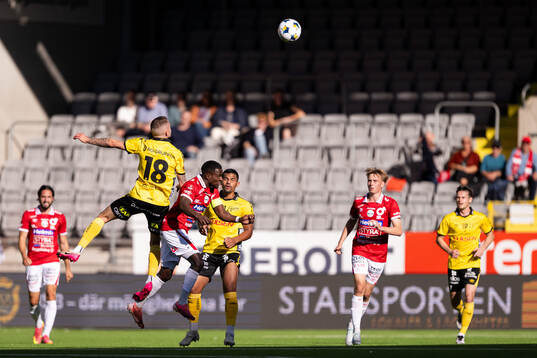 Elfsborgs Julius Magnusson och Degerfors Nahom Netabay
