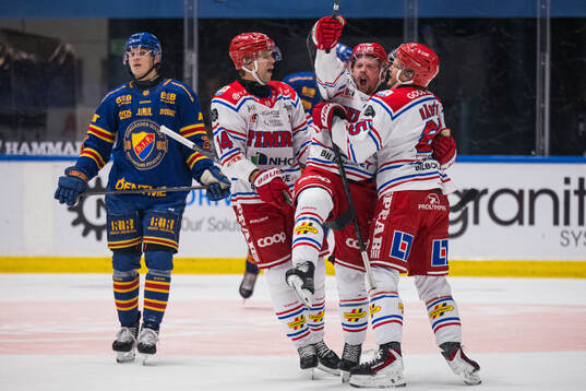 Timrås Jonathan Dahlén jublar med lagkamrater