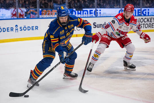 Djurgårdens Viggo Björck och Timrås Simon Forsmark