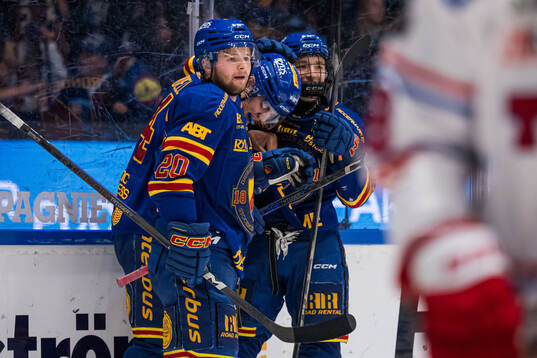 Djurgårdens Anton Frondell jublar med Mathias Emilio