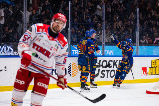 Djurgårdens Anton Frondell jublar med Mathias Emilio