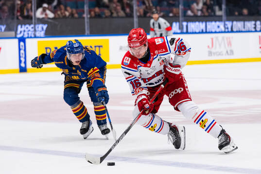 Djurgårdens Victor Eklund och Timrås Lukas Pilö