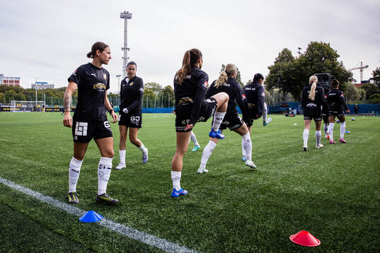 Häckens Tabby Tindell med lagkamrater