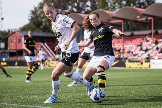 Häckens Anna Anvegård och AIKs Ella Reidy