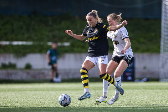 AIKs Adelisa Grabus och Häckens Emma Östlund