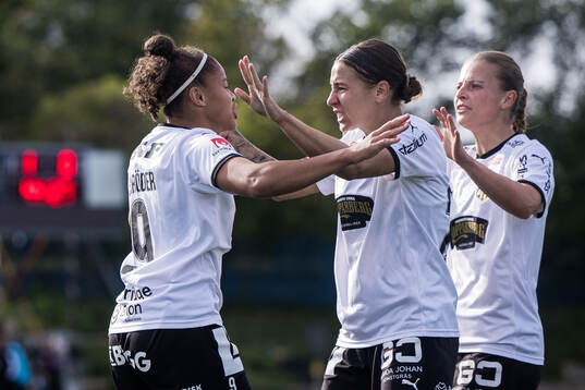 Häckens Felicia Schröder jublar med Tabby Tindell och