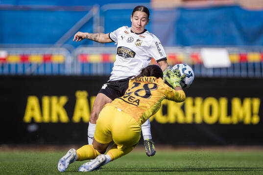 Häckens Tabby Tindell och AIKs målvakt Jada Leanne