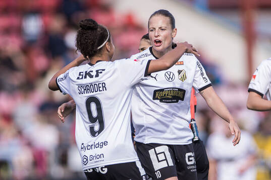 Häckens Anna Anvegård jublar med Felicia Schröder