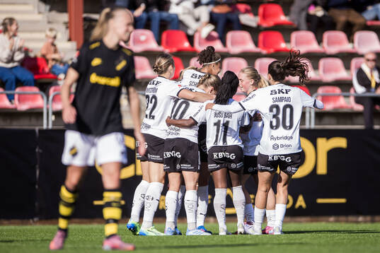 Häckens Felicia Schröder jublar med lagkamrater