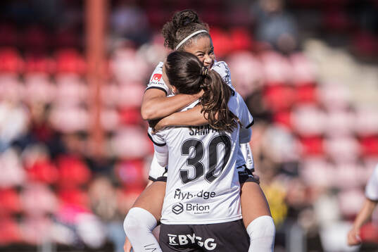 Häckens Helena Sampaio jublar Felicia Schröder jublar