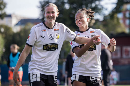 Häckens Emma Östlund och Felicia Schröder jublar