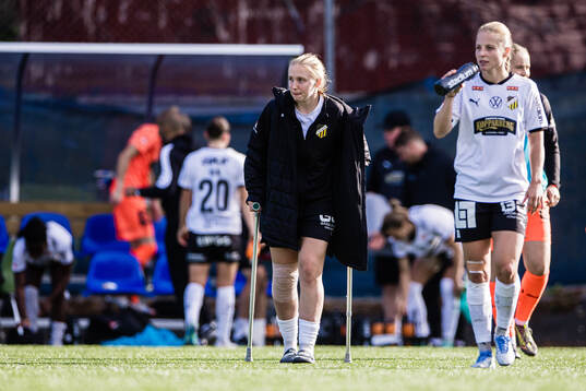 Häckens Johanna Fossdalsá Sørensen med kryckor